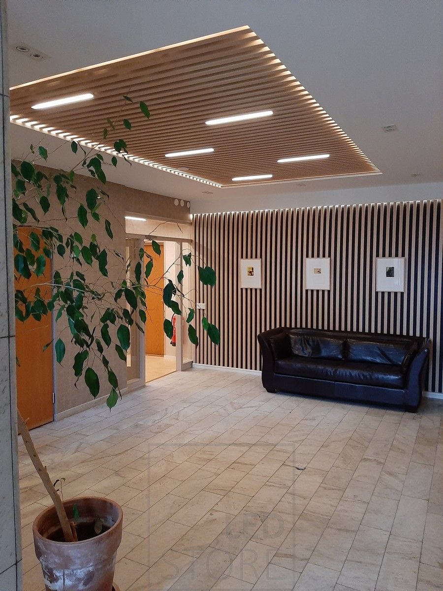 En vacker ensemble med Led-remsor som framhäver taklisten. Led-listerna lyser direkt nedåt och indirekt från kanterna för att skapa ett stämningsfullt ljus. Ledstore.fi